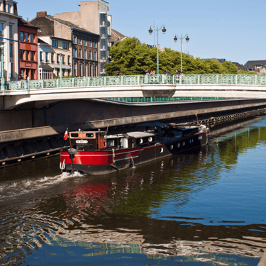 charleroi canal sambre et bateau phtoto