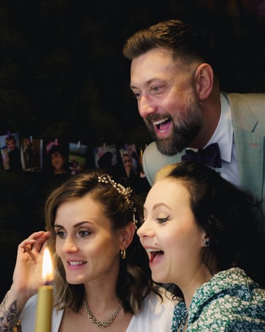 Hochzeit F & S Gäste lachend