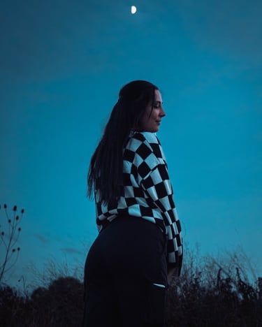 M Portrait Blue Hour Mond Hintergrund