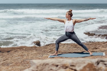 un cours de yoga au bord de la mer 