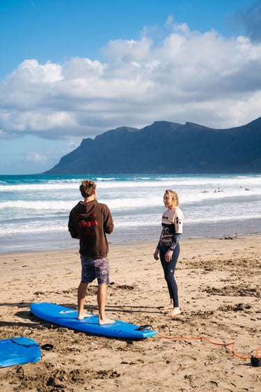 une explication et correction dans un cours de surf privée à Lanzarote
