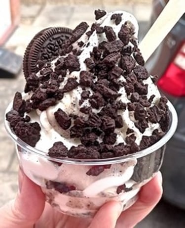 ZAKS Pud Pod Oreo ice cream sundae available from our ice cream van hire
