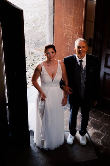 Arrivée de la mariée au bras de son papa au château de Waroux