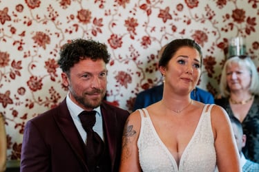 Moment émotion lors de la cérémonie civile au château de Waroux