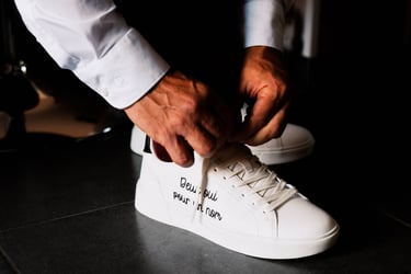Préparatifs du marié: les baskets customisées