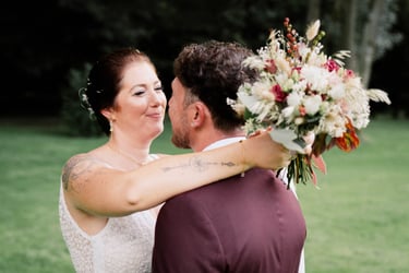 Session de couple avec les marié.e.s dans le parc du château de Waroux