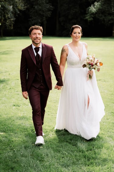 Session de couple avec les marié.e.s dans le parc du château de Waroux