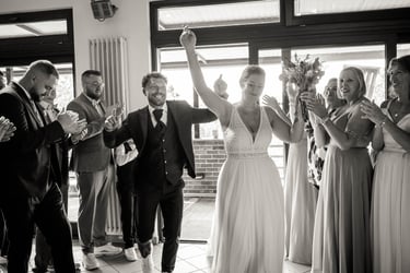 Arrivée des marié.e.s en musique au domaine des Waides (Liège)