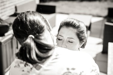 Préparatifs de la mariée: le maquillage des yeux avec l'esthéticienne