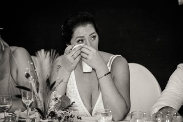 Moment d'émotion pendant la soirée de mariage: larmes de la mariée