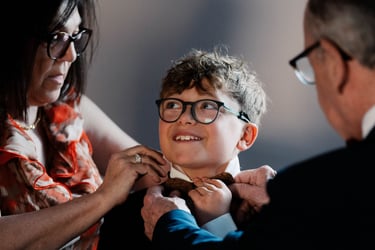 Préparatifs du marié: ajustement du noeud papillon