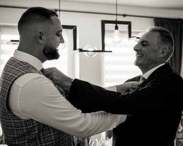 ajustement des cravate: le papa et le frère de la mariée