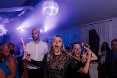 Invités qui dansent (mariage au domaine des Waides)