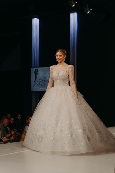 Modèle portant une robe confectionnée par Christy