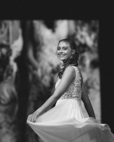 Modèle défilant avec une robe de mariée