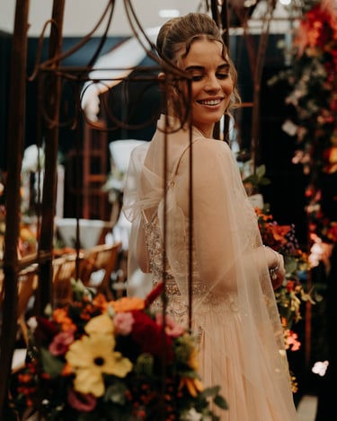 Modèle féminin portant une robe de mariée lors d'un défilé au salon du mariage de Liège