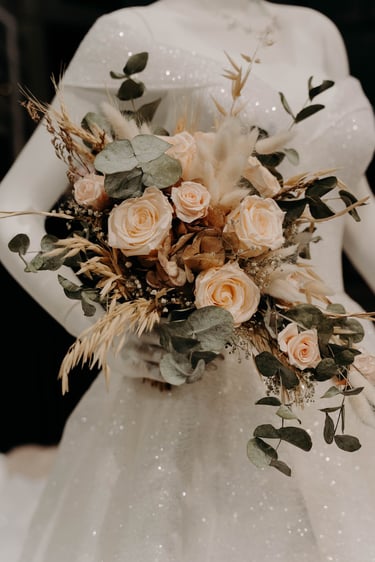 Robe et bouquet de mariée sur le thème champêtre