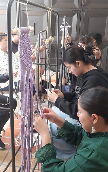 Mujeres tejiendo macetero colgante de macrame