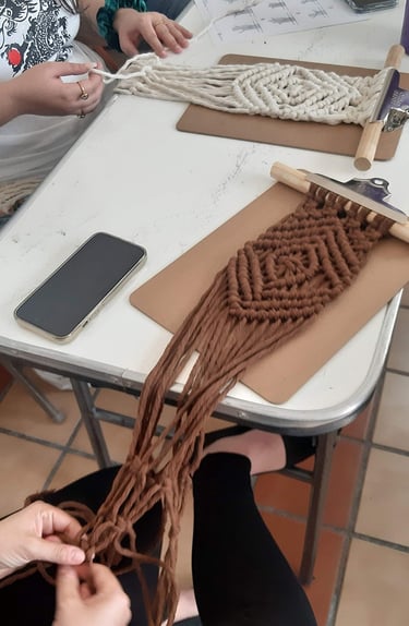 personas tejiendo a mano cordones con la técnica de macramé en un taller intermedio