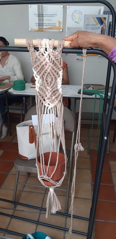 macetero de macramé colgante de dos colores con maceta