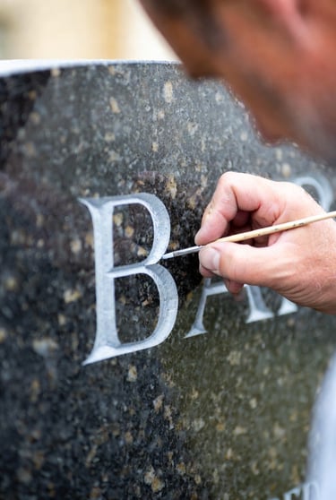 Grafzorg Memoriam lakt grafinscripties strak in op begraafplaatsen in het noorden 