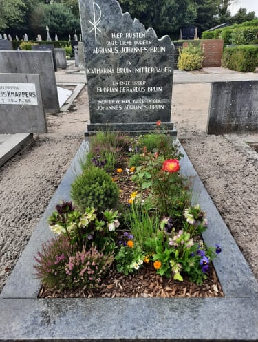een mooi groen graf met natuurlijke beplanting door grafzorg Memoriam