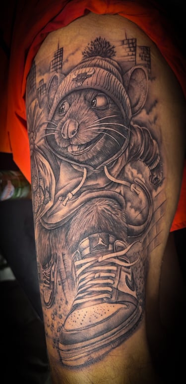 Tatouage réaliste Black & Grey représentant un rat en mouvement avec une chaussure Jordan et un fond