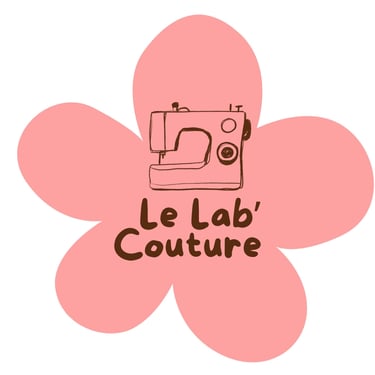 Logo Le Lab Couture une grosse fleur rose et une machine à coudre