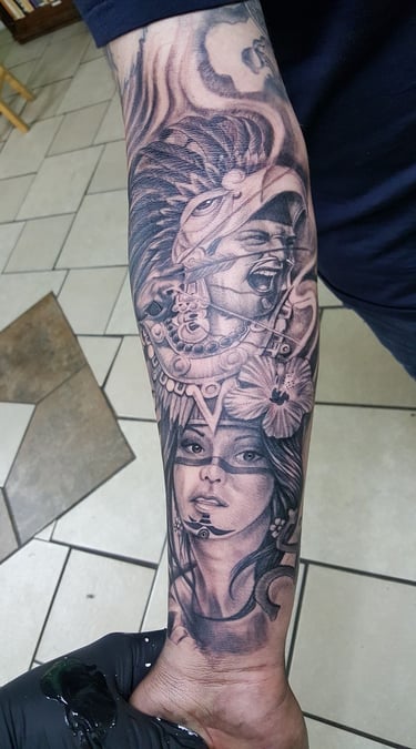 Tatuaje profesional detallado estilo realismo de hombre y mujer mexicanos aztecas Detroit Aztec Tatto Leon Guanajuato