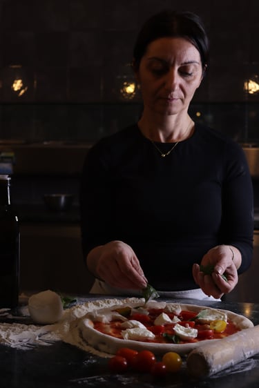 Fotografía profesional de trabajador de pizzería.