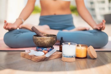 Femme méditant, entourée de bougies et d'encens, illustrant un moment de calme et de réflexion intérieure.