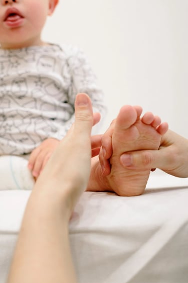 Une séance de réflexologie plantaire pédiatrique avec un tout-petit, pour l'apaiser.