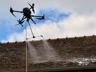 Nettoyage par drone, démoussage de toiture, Nettoyage de panneaux solaires, façade et bardage 