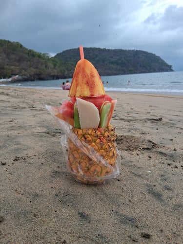 Piña preparada en la playa de Los Ayala