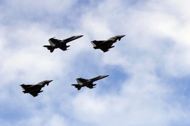 Dos Eurofighter 2000 y dos F-18