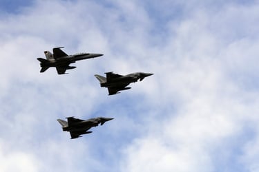 DOS EUROFIGHTER 2000 Y UN F-18