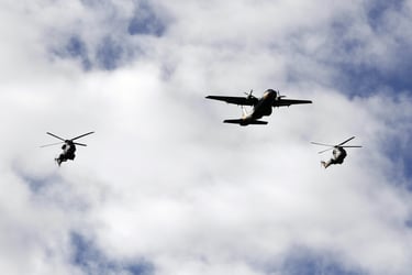 Un avión CN-235 VIGMA un helicóptero Súper Puma y un helicóptero Puma