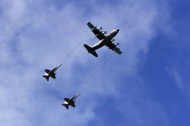 Un avión Hercules y dos F-18