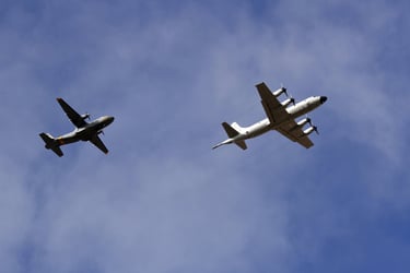 Un Hércules y un C-295
