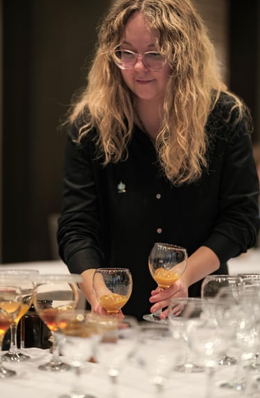 Rasa Nabažaitė medaus degustacijos metu