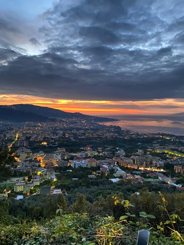 sunset-sorrento-edifici-nuvole-montagne-mare-colori