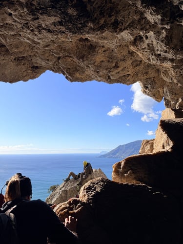 costiera-amalfitana-escursionisti-panorama-capri