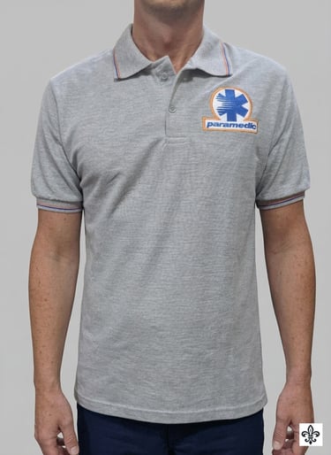 Un hombre con una camiseta polo gris de pique manga corta con logotipo