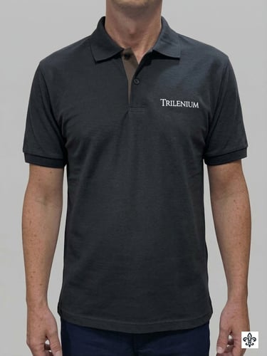 Un hombre que lleva una camisa polo de piqué de manga corta de color gris carbón laboral con logo