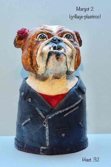 sculpture bouledogue anglais avec rose et perfecto plastiroc grillage