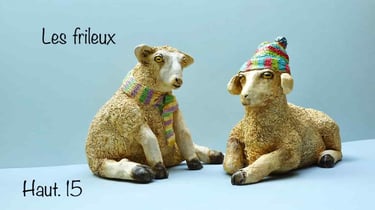 argile mouton frileux avec écharpe et bonnet