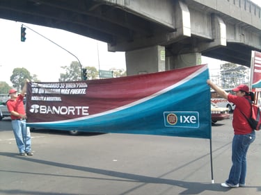 activacion de marca estadartes con el branding de la marca en las calles
