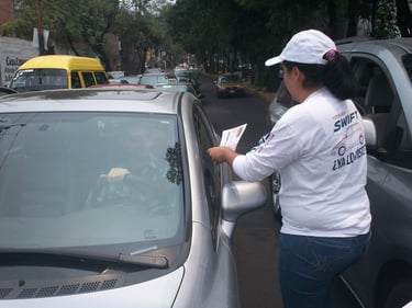 edecán volanteando para campaña de marca de coches