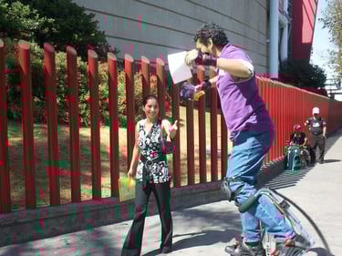 zanquero volanteando entregando flyers para campaña de marca de dulces