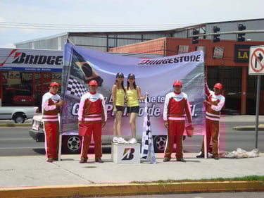 edecanes y promotores activacion de marca de neumaticos